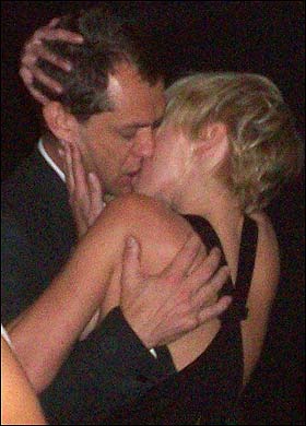 judelawandkimkissing.jpg